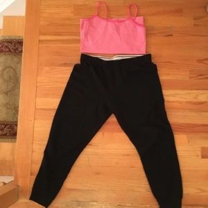 Set joggers and pink crop cami